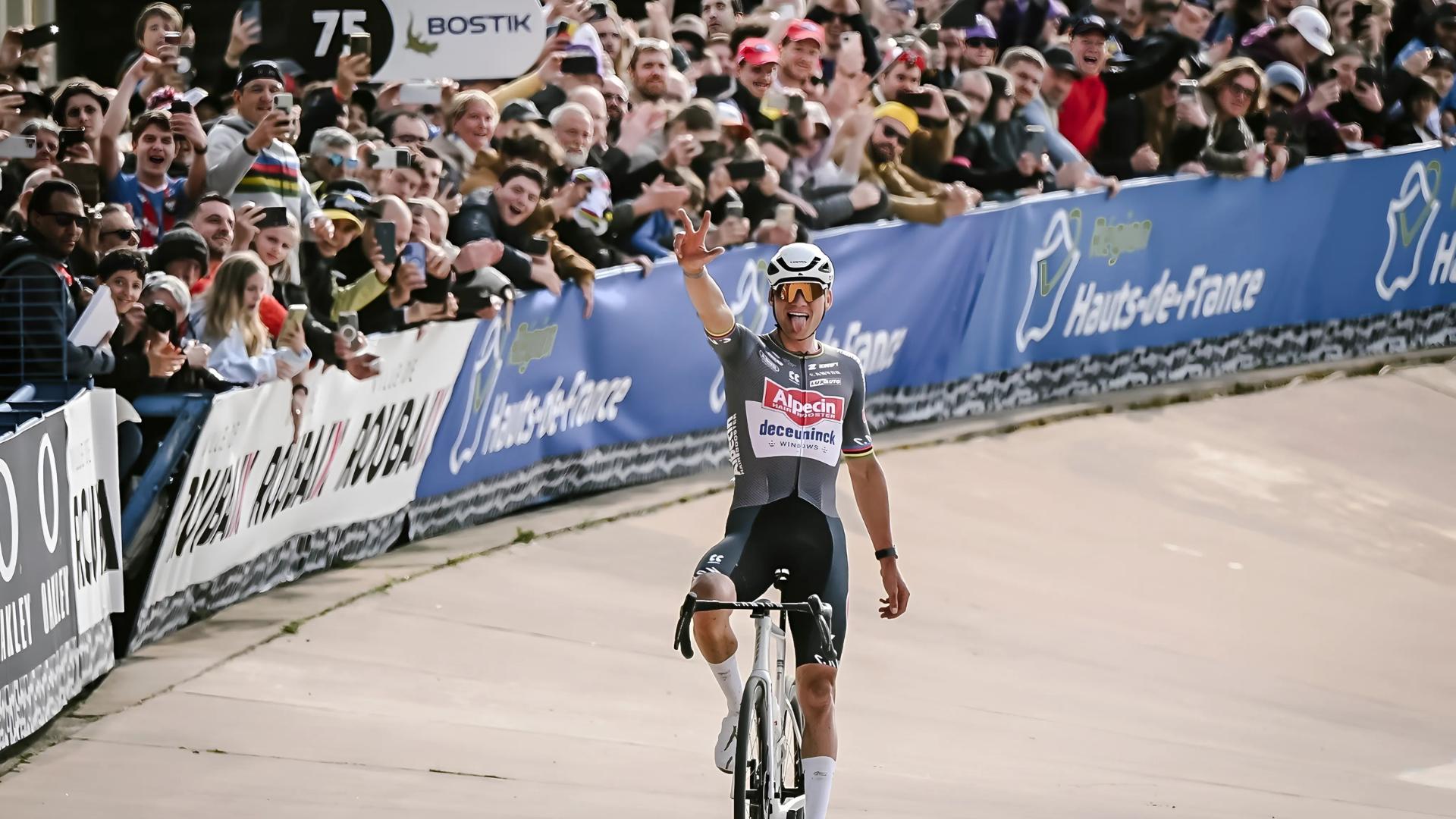 Van der Poel v epické bitvě na Paris-Roubaix předčil Pogačara a získal třetí vítězství v řadě!